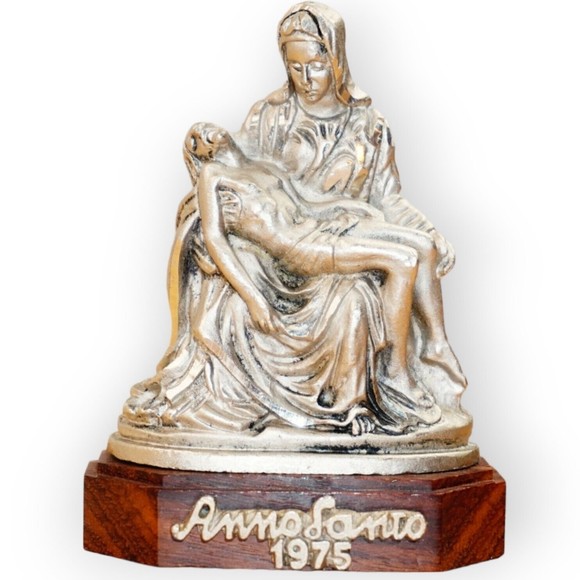 DANFORTH Ornamento Annuale 2023 – La Renna Barn – Peltro Fuso A Mano – 6 Cm – USA